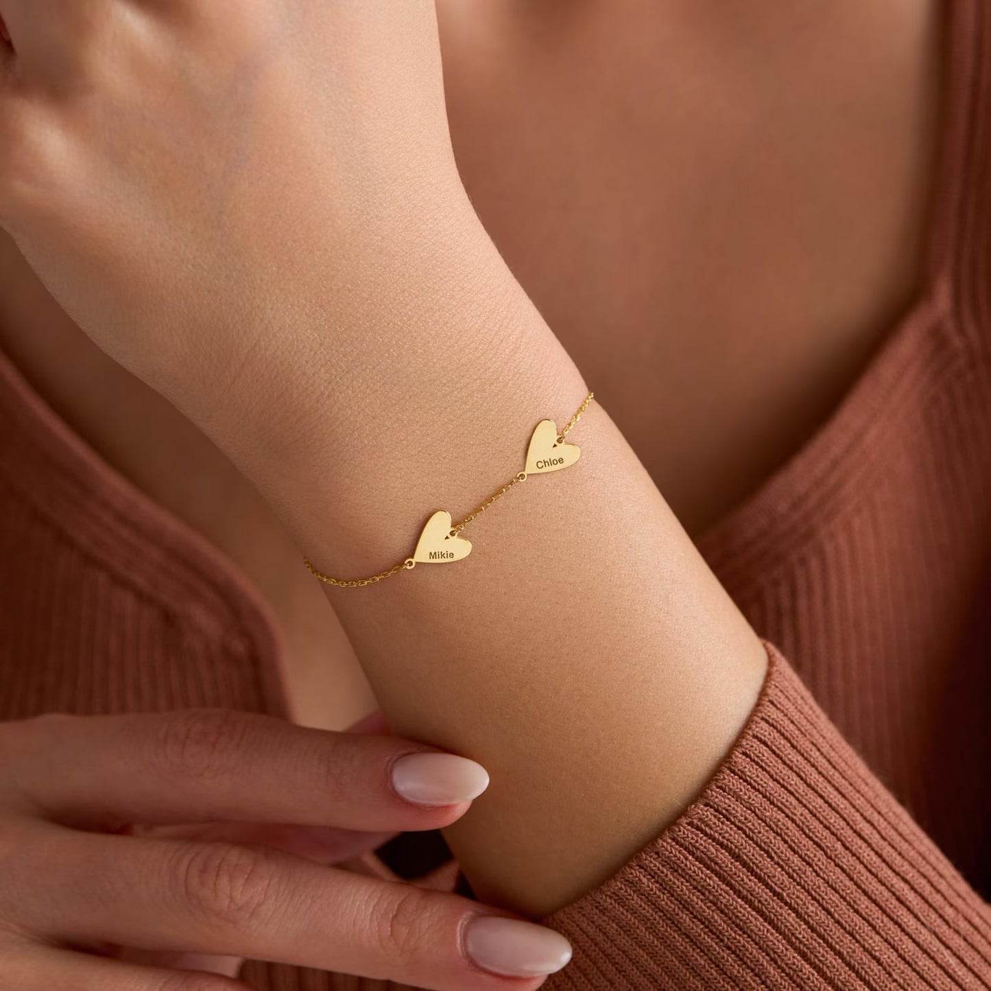 Pulsera personalizada con corazones grabados