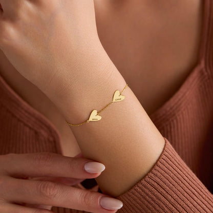 Pulsera personalizada con corazones grabados