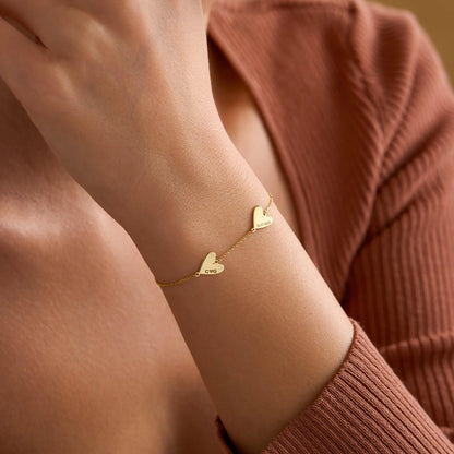Pulsera personalizada con corazones grabados