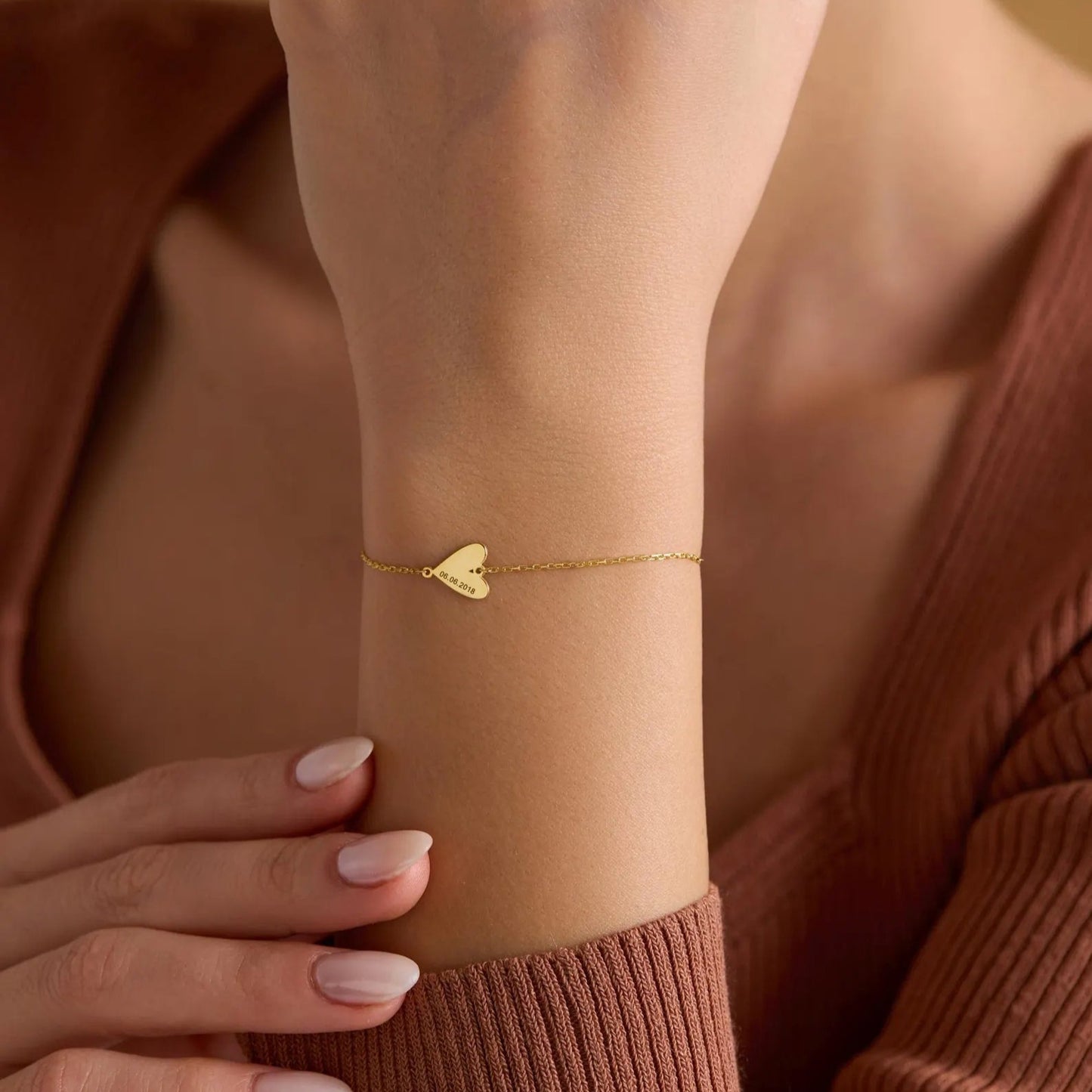 Pulsera personalizada con corazones grabados