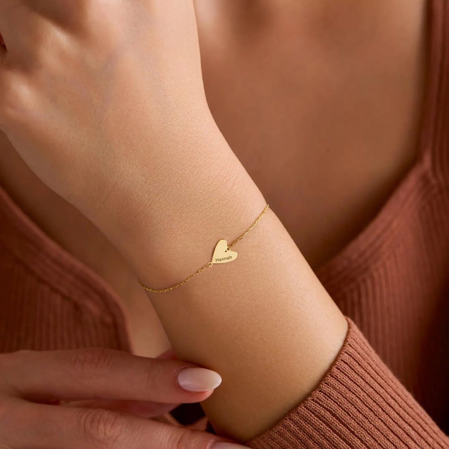 Pulsera personalizada con corazones grabados