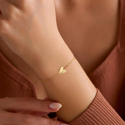 Pulsera personalizada con corazones grabados