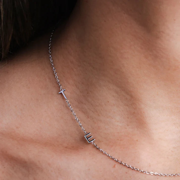 Collar con iniciales personalizadas en horizontal